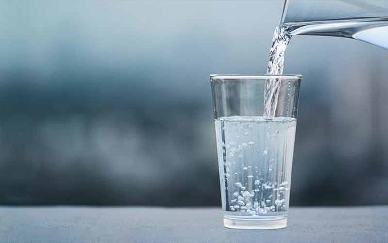 Aturan Minum 8 Gelas Air Saat Puasa Biar Nggak Dehidrasi