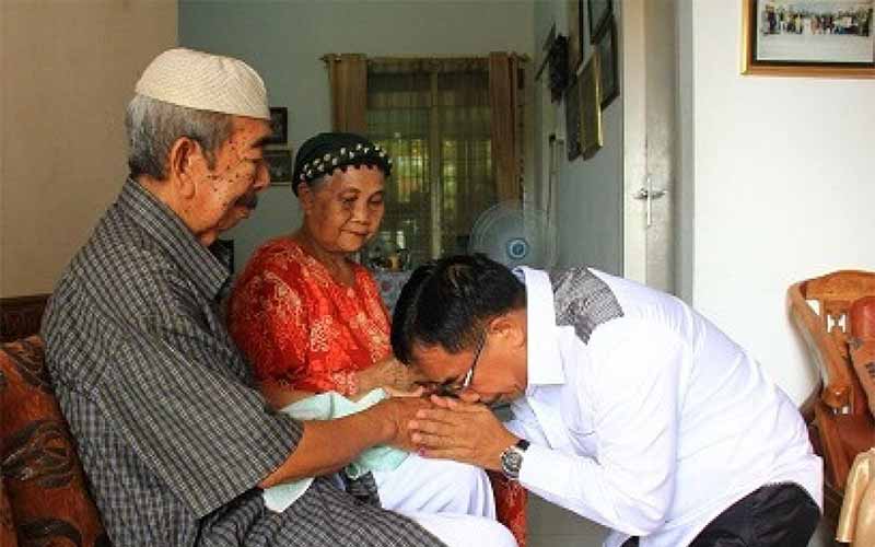 Contoh Ucapan Sungkem Lebaran kepada Orang Tua dalam Bahasa Jawa Krama, Jika Jarak Jauh Coba Sungkem Online Saja