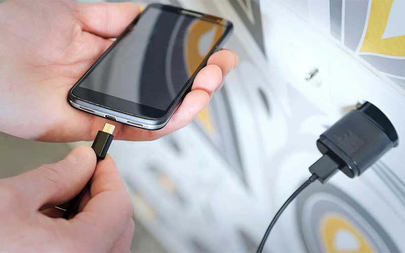 Tips Memilih Charger HP Yang Aman