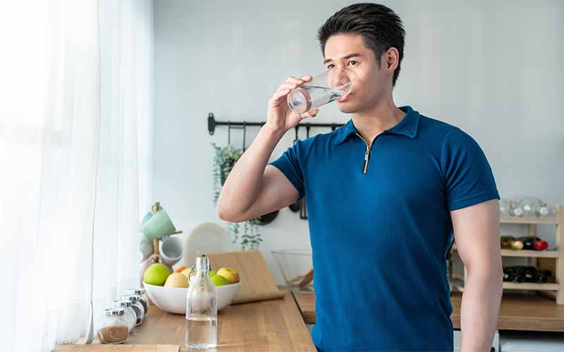 Apa Efek Samping Minum Air Putih Setelah Makan Buah?