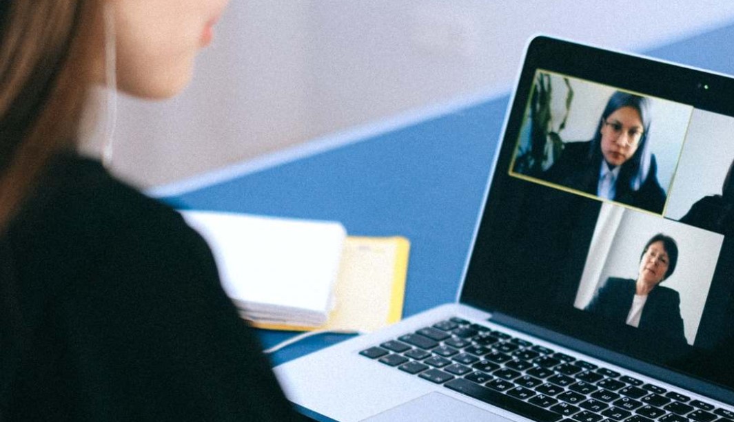 Produk-Terbaik-untuk-Mendukung-Interview-Online